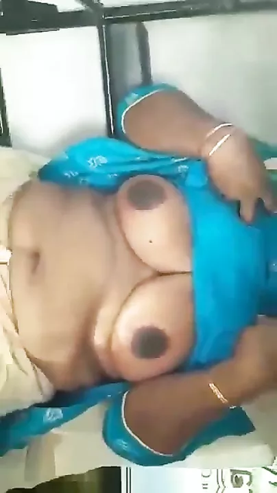 Kerala aunty boob show inside the auto MMS movie