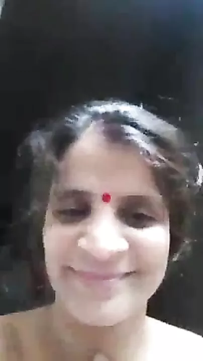 Mature Indian aunty in nature's garb show on selfie cam