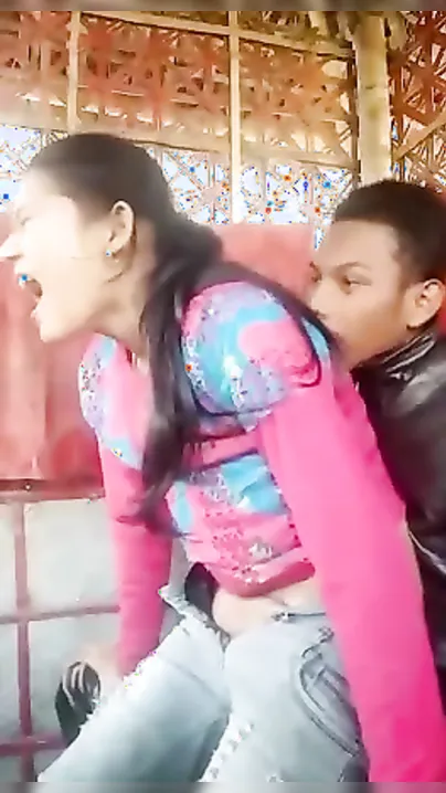 Young lovers first-time sex in the outdoors MMS video