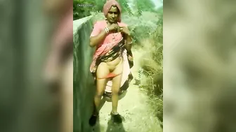 Desi bhabi In Saree Pussy Show in Outdoor! Indian aunty XXX video!
