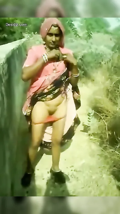 Desi bhabi In Saree Pussy Show in Outdoor! Indian aunty XXX video!