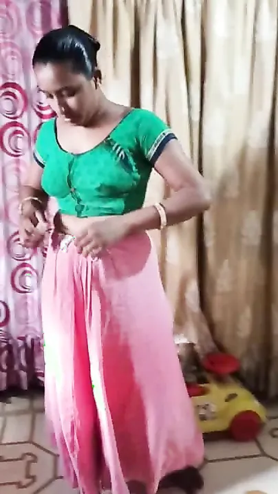Indian aunty as real slu dressing after bath! Desi XXX video