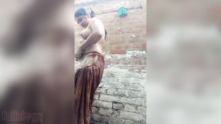 Indian porn video of an amateur girlfriend finger fucking her pussy on cam