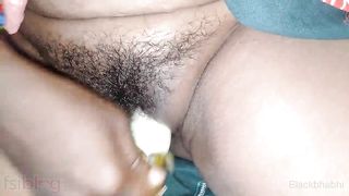 सेक्सी इंडियन मम्मी ने भोसड़े को बैगन से चोदा