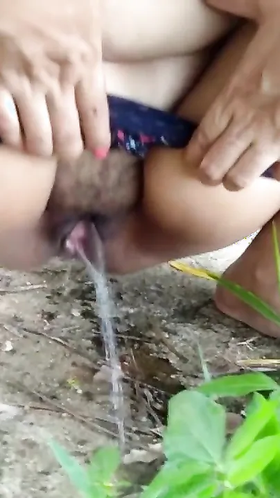 Mature Aunty outdoor risky public boobs flashing and pissing