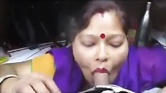 Cameraman films XXX video of married Desi giving him a blowjob