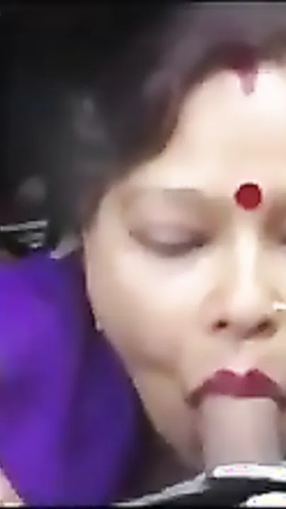 Cameraman films XXX video of married Desi giving him a blowjob