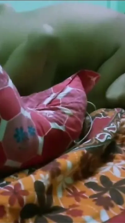 Hidden camera captures Desi whore and XXX buddy having sex on the bed