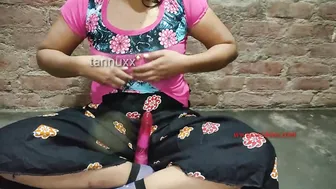 Insatiable Desi babe masturbates sticking XXX vibrator into pussy