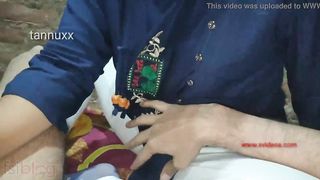 Desi babe pulls her saree up and enjoys XXX coupling with the man