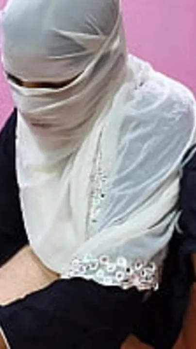 Desi guy convinces friend's cute sister to have quick XXX chudai