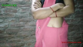 Amateur MMS clip of eccentric Desi gal fingering XXX peach at home