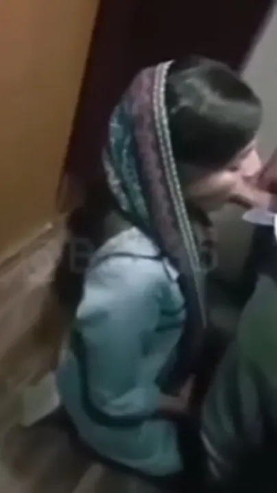 Desi girl becomes excited and sucks XXX periscope in the restroom