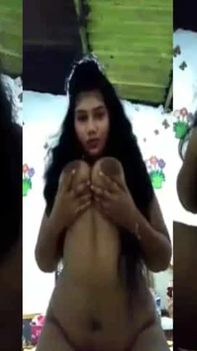 After taking a shower the Desi cutie drops the towel to show XXX parts