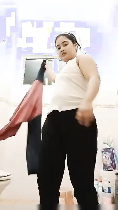 Showing XXX parts is why guys like to watch Desi camgirl's videos
