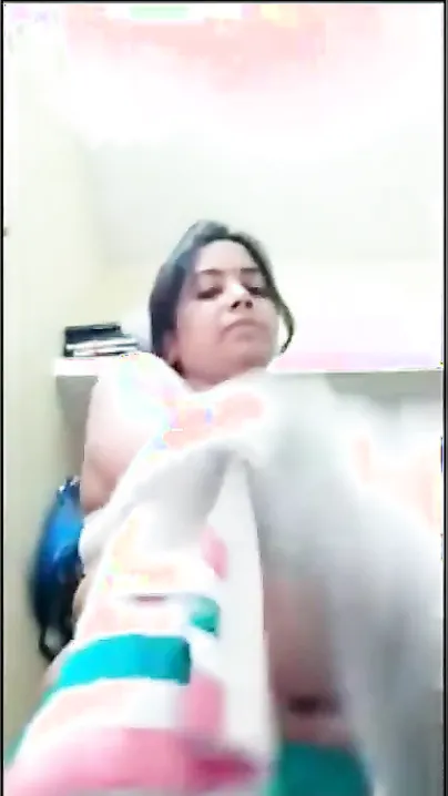 Men's cocks become hard when the Desi girl shows juicy XXX melons