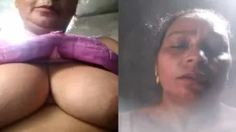 Mature Desi shows what kind of XXX things are hidden beneath bra