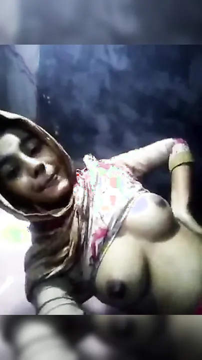Desi belle flashes her XXX boobs during selfie video for boyfriend