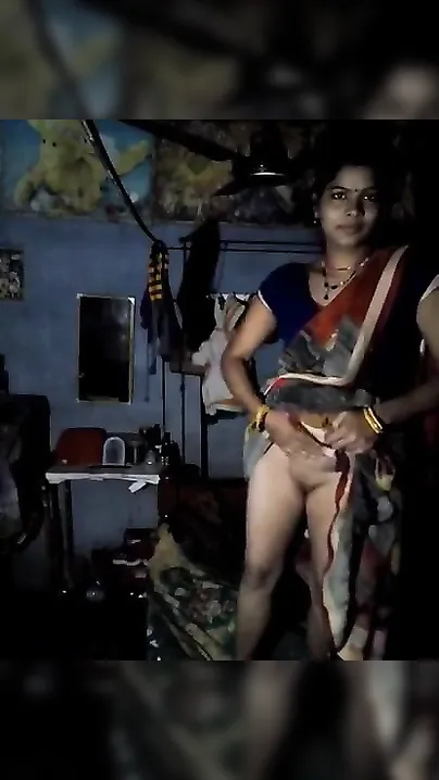 Stunning Desi beauty in sari flashes her XXX snatch in MMS video