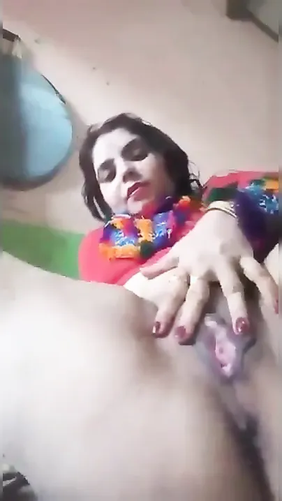 Hot MMS clip of mature Desi stunner showing her sweet XXX vagina