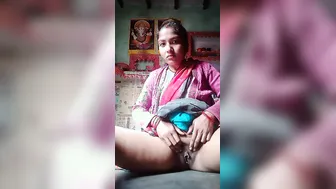 Innocent Desi cutie gently fingers her XXX snatch on the camera