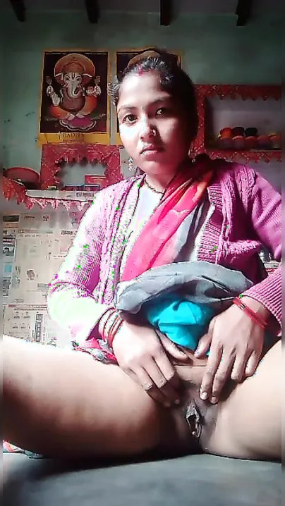 Innocent Desi cutie gently fingers her XXX snatch on the camera