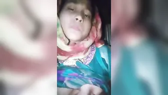 Pretty Desi teen seductively shows her perky boobs and XXX snatch