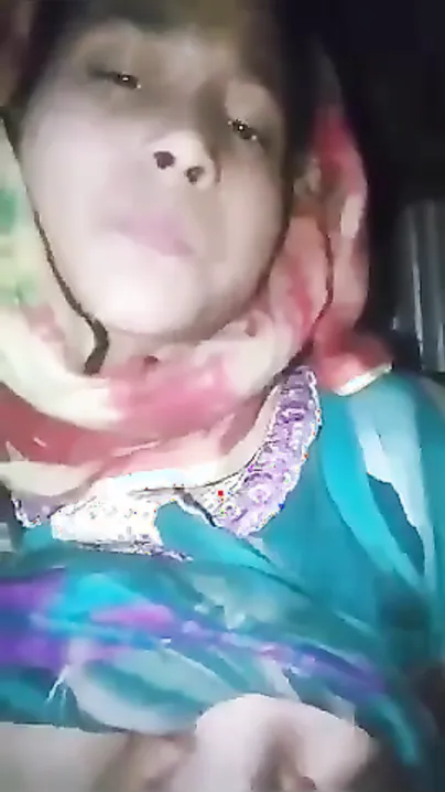 Pretty Desi teen seductively shows her perky boobs and XXX snatch