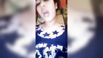 Good-looking Desi chick shows her sweet XXX pussy in solo MMS video