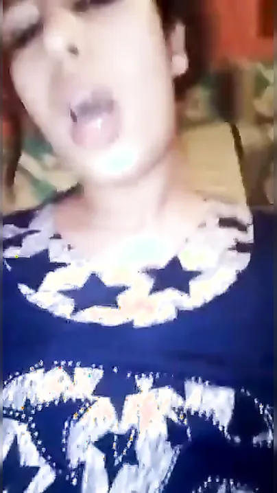 Good-looking Desi chick shows her sweet XXX pussy in solo MMS video