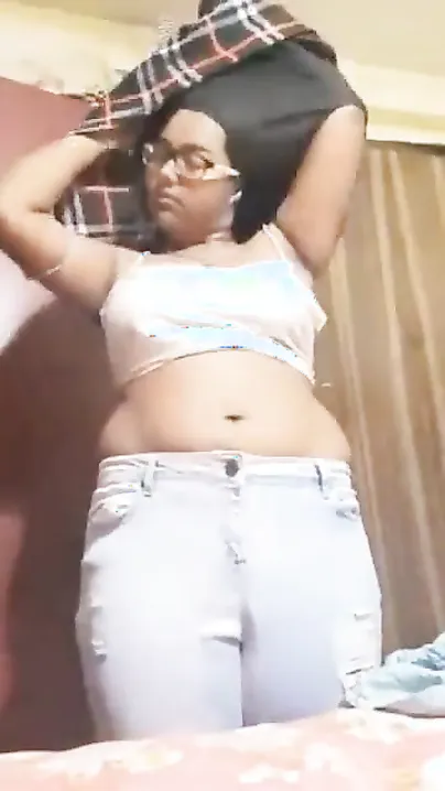 Amateur XXX videos help the nerdy Desi coed earn money for study