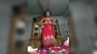 Amateur Desi model takes off clothes to boast about XXX parts