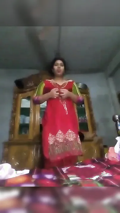 Amateur Desi model takes off clothes to boast about XXX parts