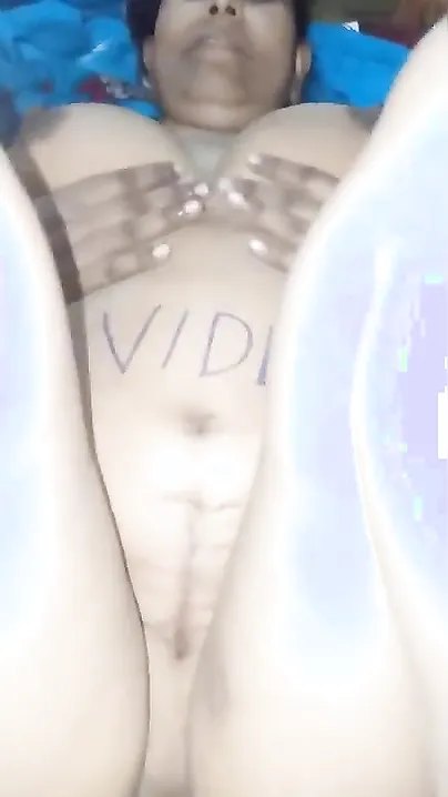 Amateur pornographer films Desi wife's naked body for XXX site
