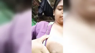 Spectators are lucky to see Desi housewife's huge XXX melons