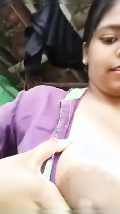 Spectators are lucky to see Desi housewife's huge XXX melons