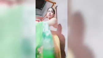 Fetching Desi girl exposes succulent XXX melons and fingers pussy