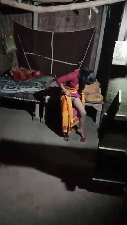 MMS video of Desi MILF in sari tempting father-in-law into XXX fucking