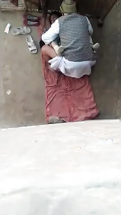 Caught outdoor sex man takes advantage of the Desi wife who wants XXX game