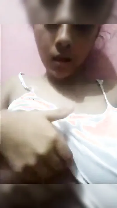 Desi whore feels XXX pleasure turning camera on and licking nipples