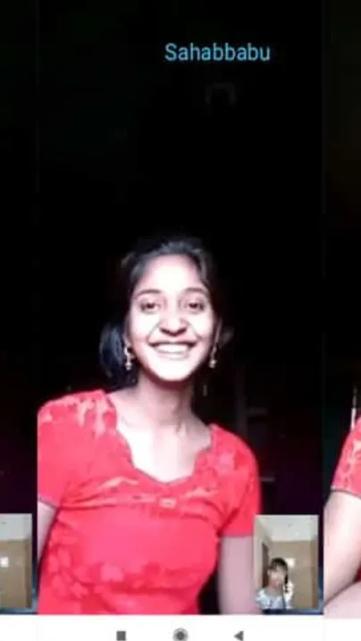 Amateur Desi model shows tits to the client during XXX private chat