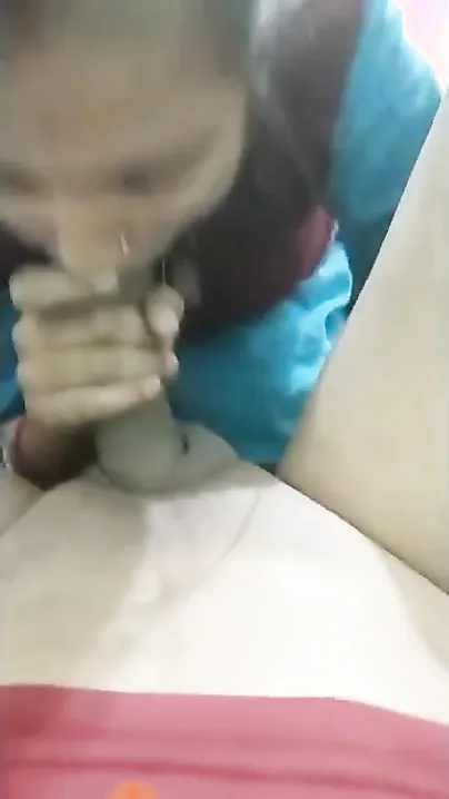 Cute Desi hussy skillfully blows dude's dick in amateur XXX video