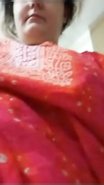 Dirty-minded Desi auntie exposes her huge XXX breasts for the camera