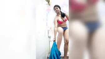 Curvy Desi girl with big boobs teases her XXX pussy in MMS clip