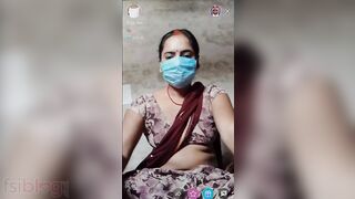 Face masked desi XXX wife shows her tits and pussy in live cam