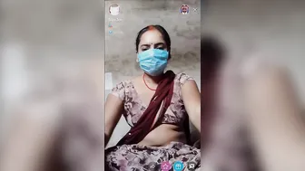 Face masked desi XXX wife shows her tits and pussy in live cam