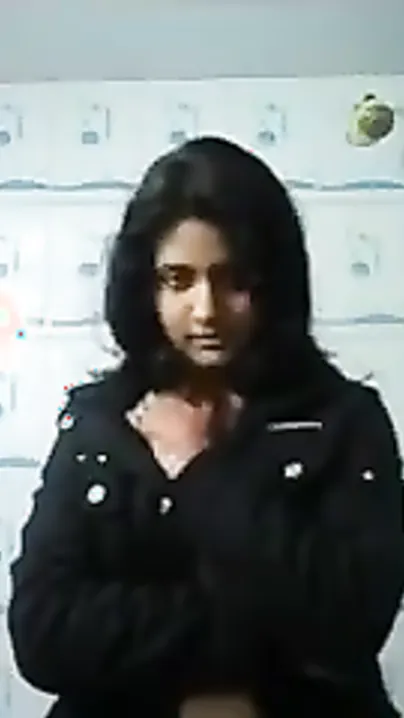 Adorable college girl reveals her perky Desi tits for selfie XXX vid