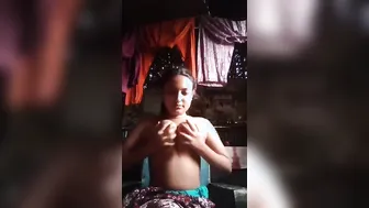 Chesty Desi cutie exposes her perky XXX tits and plays with them