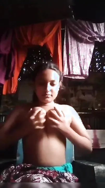 Chesty Desi cutie exposes her perky XXX tits and plays with them