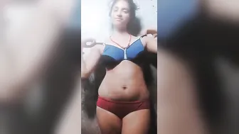 Cute village girl exposes her nude XXX curves in hot Desi video